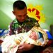 TNI Perbatasan Bantu Persalinan Warga Muting, Papua