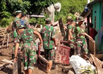 Yonif 9 Marinir Bantu Warga Lampung Bersihkan Akses Jalan Akibat Longsor