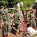 Yonif 9 Marinir Bantu Warga Lampung Bersihkan Akses Jalan Akibat Longsor