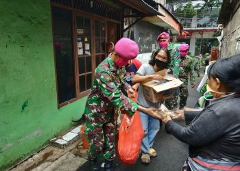 Tiap Hari, TNI Bagikan Ribuan Nasi untuk Warga Jakarta