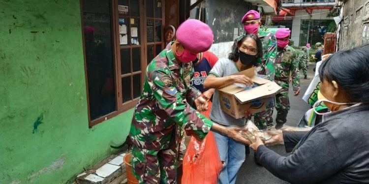 Tiap Hari, TNI Bagikan Ribuan Nasi untuk Warga Jakarta