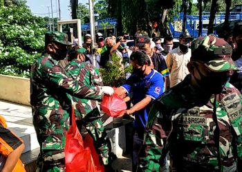 Bantu Warga Ringankan Beban  Akibat Corona, Para Istri TNI Bagi Masker dan Paket Makanan