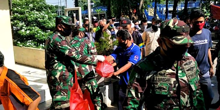 Bantu Warga Ringankan Beban Akibat Corona, Para Istri TNI Bagi Masker dan Paket Makanan