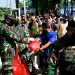 Bantu Warga Ringankan Beban  Akibat Corona, Para Istri TNI Bagi Masker dan Paket Makanan