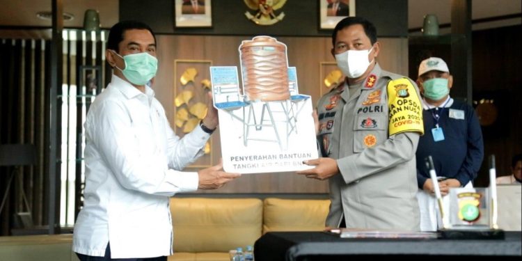 BNPT Serahkan 26 Tangki Air ke Polda Metro, Putuskan Mata Rantai COVID-19