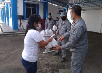Kamla Zona Maritim Timur Bagikan Ratusan Paket Sembako ke Nelayan