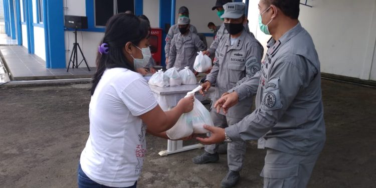 Kamla Zona Maritim Timur Bagikan Ratusan Paket Sembako ke Nelayan