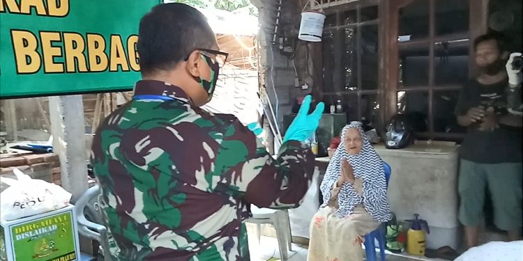 Bagikan Ratusan Paket Sembako, Kadislaikad: Semoga Makin Dicintai Rakyat