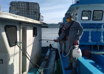 Cegah Covid-19, Kamla Zona Maritim Timur Semprot Kapal dan Rumah Nelayan
