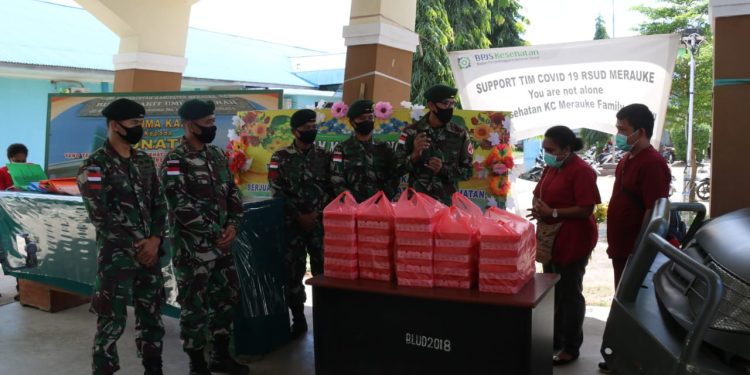 Cegah Covid-19, Yonif 411 Kostrad Bagikan Makanan untuk Tenaga Medis di RSUD Merauke