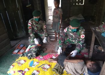 Satgas Pamtas Yonif 411 Kostrad Gelar Pengobatan Keliling di Papua