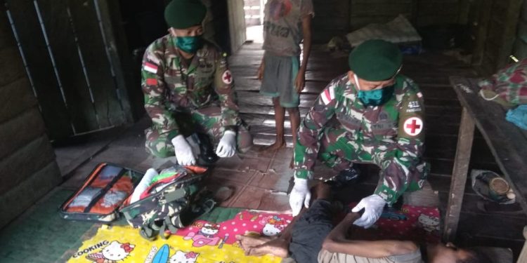 Satgas Pamtas Yonif 411 Kostrad Gelar Pengobatan Keliling di Papua