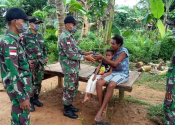 Satgas Yonif 411 Kostrad Bagikan Sembako dan Masker di Kampung Baidub, Papua
