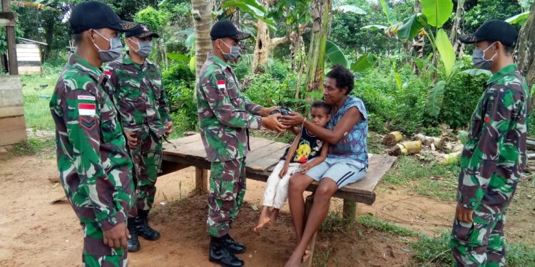Satgas Yonif 411 Kostrad Bagikan Sembako dan Masker di Kampung Baidub, Papua