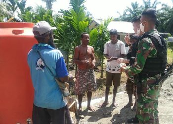 Cegah Covid-19, Satgas Raider Ajarkan Cara Mencuci Tangan ke Warga Kampung Wambes, Papua