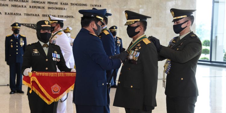 Panglima TNI Sematkan Tanda Kehormatan Bintang Dharma Kepada KSAL dan KSAU