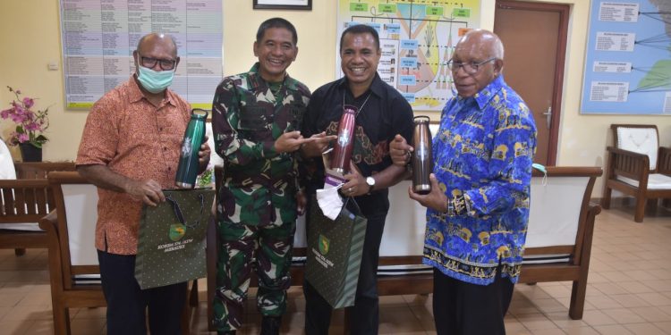 Jaga Hubungan Baik, Danrem 174 Merauke Kunjungi Keuskupan Agung