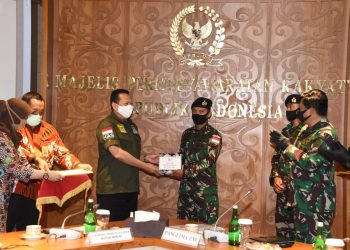 Ketua MPR RI Beri Apresiasi Kepada Dua Prajurit TNI AL