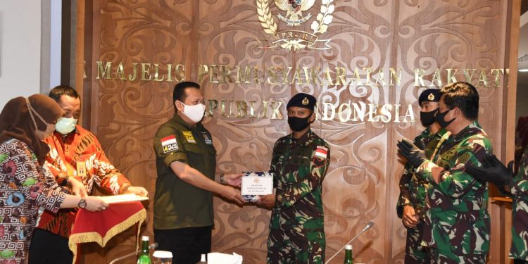 Ketua MPR RI Beri Apresiasi Kepada Dua Prajurit TNI AL