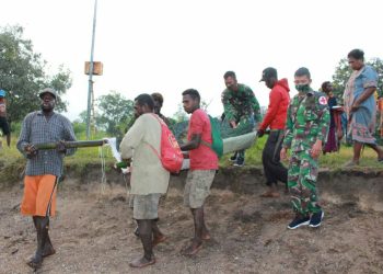 Personel Satgas Pamtas RI-PNG Yonif 125 Bantu Evakuasi Seorang Ibu yang Hendak Melahirkan