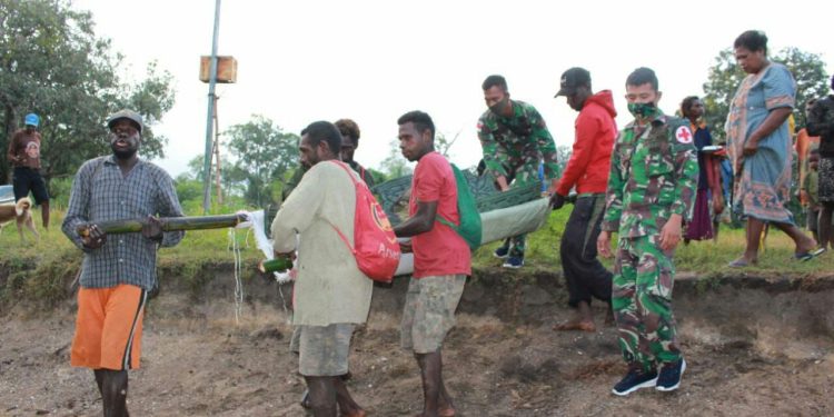 Personel Satgas Pamtas RI-PNG Yonif 125 Bantu Evakuasi Seorang Ibu yang Hendak Melahirkan