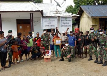 Peduli Pendidikan, Satgas Yonif 300/BJW Beri Seragam Sekolah ke Siswa Perbatasan Papua