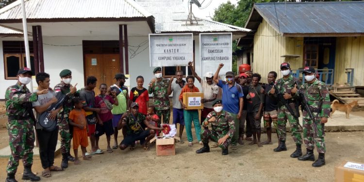 Peduli Pendidikan, Satgas Yonif 300/BJW Beri Seragam Sekolah ke Siswa Perbatasan Papua