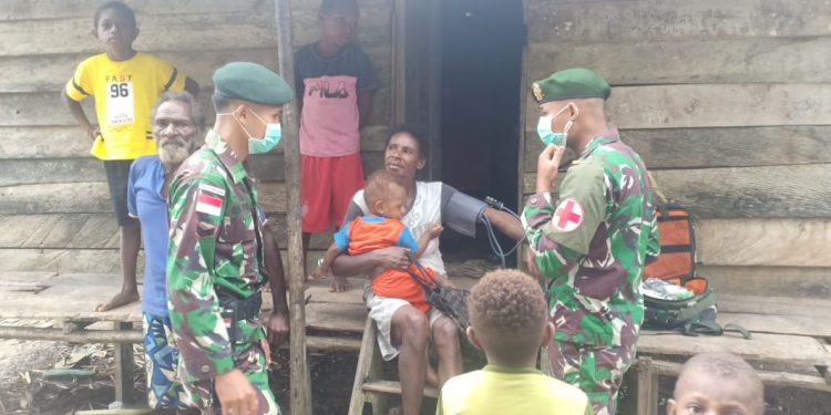 Tangkal Covid-19, Satgas Yonif 754 Beri Pengobatan Gratis