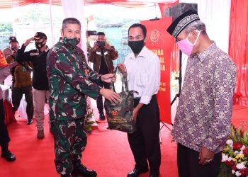 Peduli Covid-19, TNI Bagikan Ribuan Paket Sembako