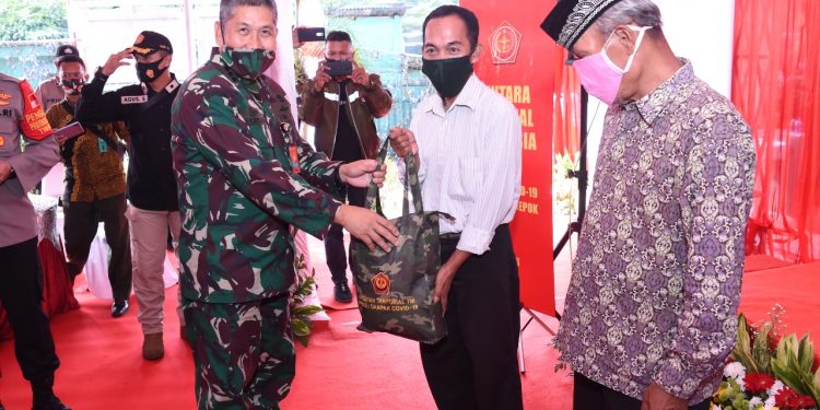Peduli Covid-19, TNI Bagikan Ribuan Paket Sembako