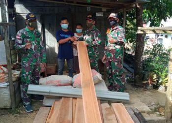 Satgas Yonif 133/YS Bantu Material Pembangunan Rumah Warga di Tapal Batas
