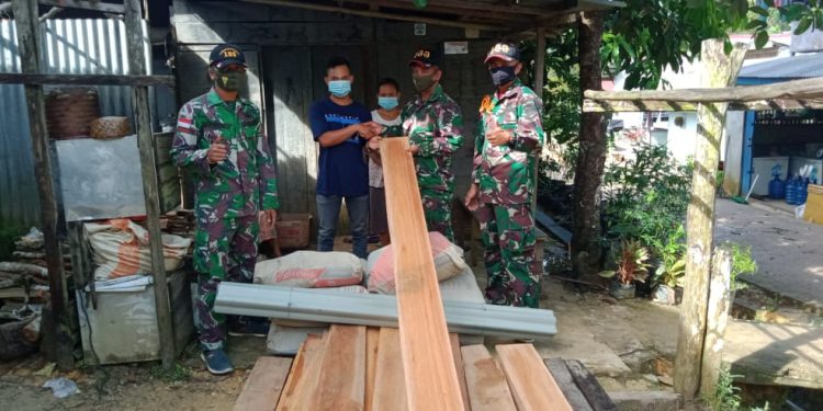 Satgas Yonif 133/YS Bantu Material Pembangunan Rumah Warga di Tapal Batas