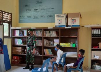 Satgas Pamtas Yonif 623/BWU Mengajar Siswa Perbatasan RI-Malaysia Secara Door to Door