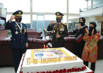 Panglima TNI Beri Kejutan ke Kapolri di HUT Polri ke-74