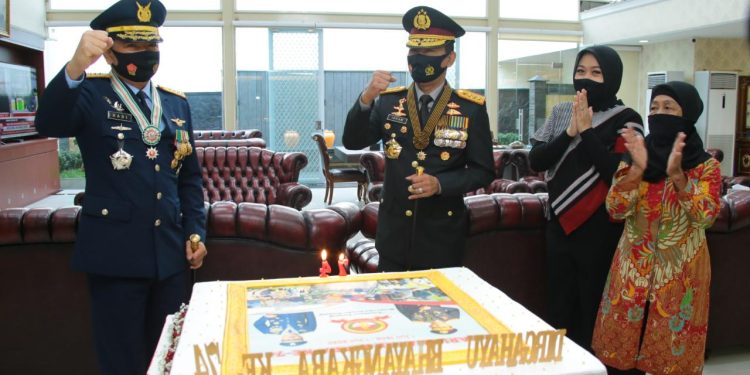 Panglima TNI Beri Kejutan ke Kapolri di HUT Polri ke-74