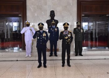 Panglima TNI Anugerahi Kapolri  Tiga Tanda Kehormatan