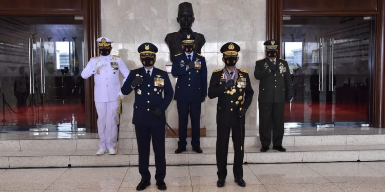 Panglima TNI Anugerahi Kapolri Tiga Tanda Kehormatan