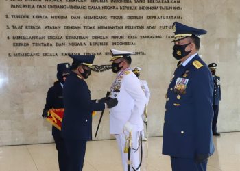 Panglima TNI Sematkan Tanda Kehormatan Kepada KSAL dan KSAU