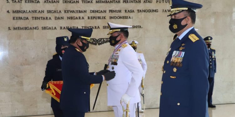 Panglima TNI Sematkan Tanda Kehormatan Kepada KSAL dan KSAU