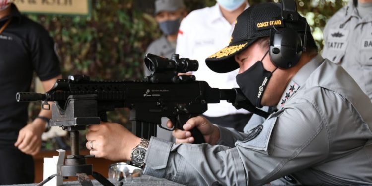 Kepala Bakamla Jajal Alutsista Pindad