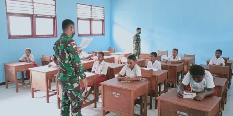 Peduli Pendidikan, Prajurit Pamtas Yonif 125/Simbisa Bantu Mengajar di Wilayah Perbatasan