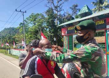 Pastikan Masyarakat Gunakan Masker, Satgas Pamtas RI-PNG Yonif 413/Bremoro Kostrad Gelar Razia