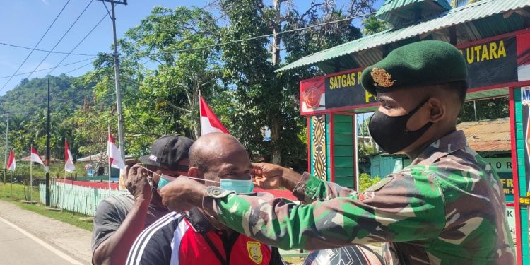 Pastikan Masyarakat Gunakan Masker, Satgas Pamtas RI-PNG Yonif 413/Bremoro Kostrad Gelar Razia