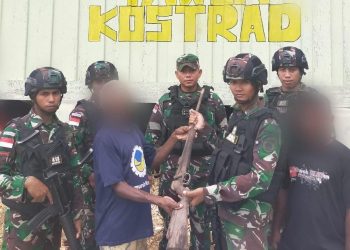 Takut Membahayakan, Warga Papua Ini Serahkan Senjata ke TNI AD