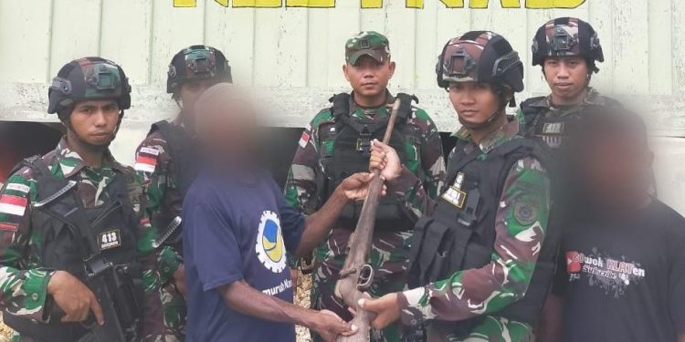 Takut Membahayakan, Warga Papua Ini Serahkan Senjata ke TNI AD