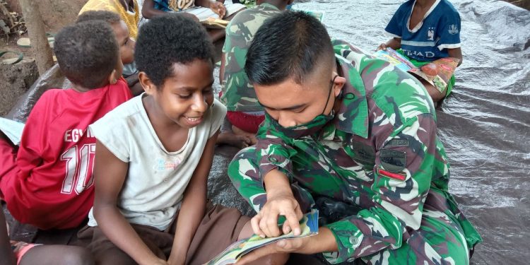 Perpustakaan Keliling Yonif 125/Simbisa Sambangi Anak-Anak Perbatasan