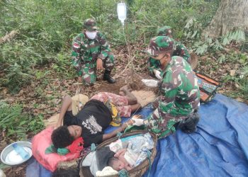 Peduli Terhadap Sesama, Personel Satgas Yonif 125 Bantu Persalinan Warga Papua