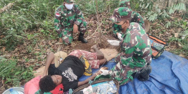 Peduli Terhadap Sesama, Personel Satgas Yonif 125 Bantu Persalinan Warga Papua
