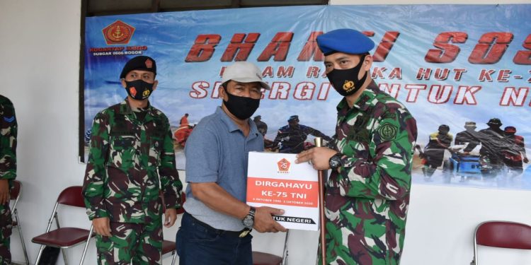 HUT ke-75, TNI Bagi-bagi Sembako