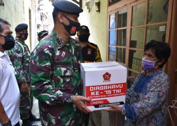 HUT Ke-75 TNI, Kaskogartap Bagikan Paket Sembako
